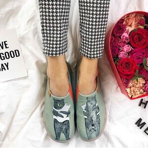 NWT UIN Footwear “Bear Hug” size 5.5